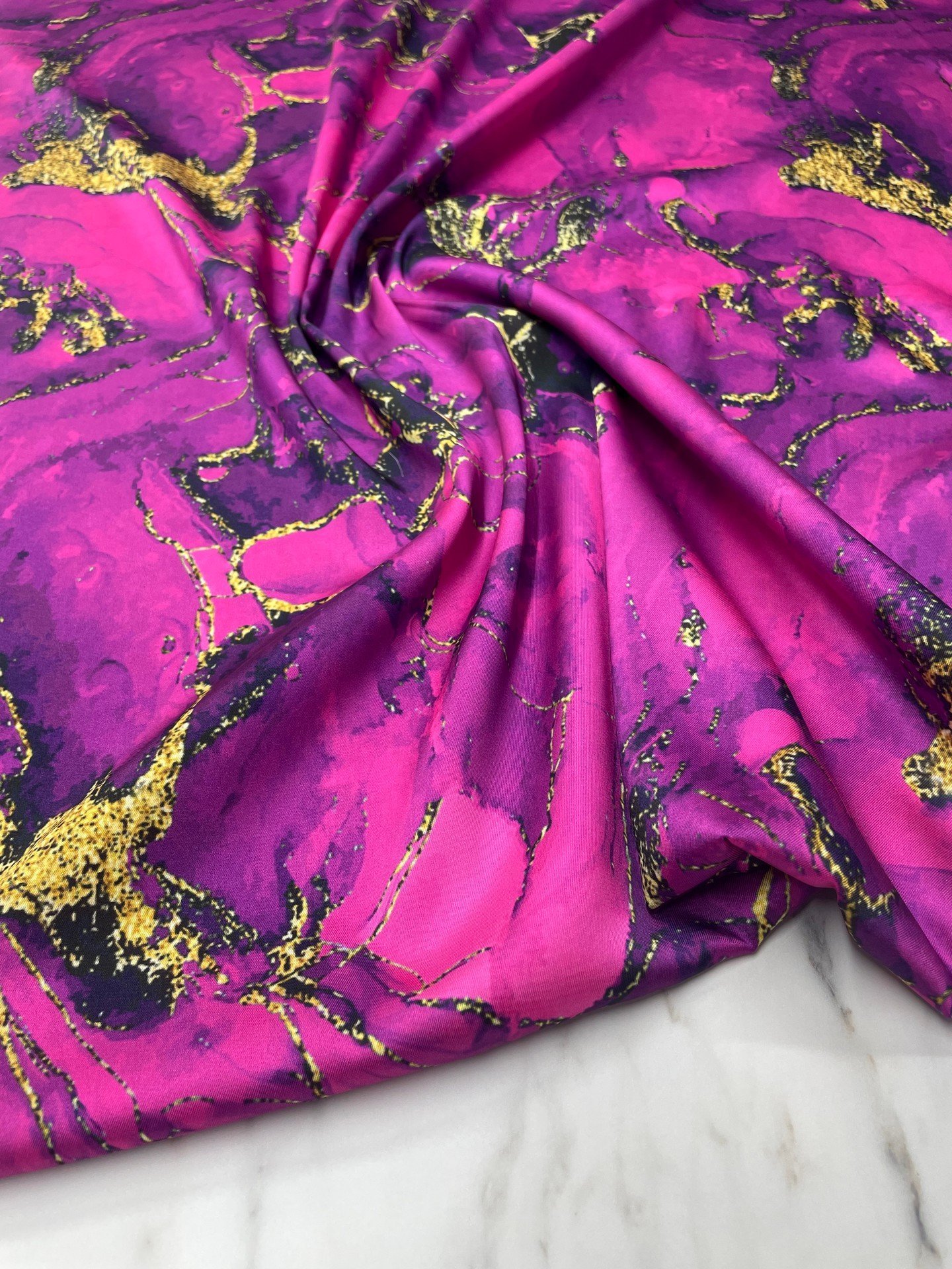 Fuşya Mermer Desen Elbiselik Gömleklik Tivil Saten Kumaş