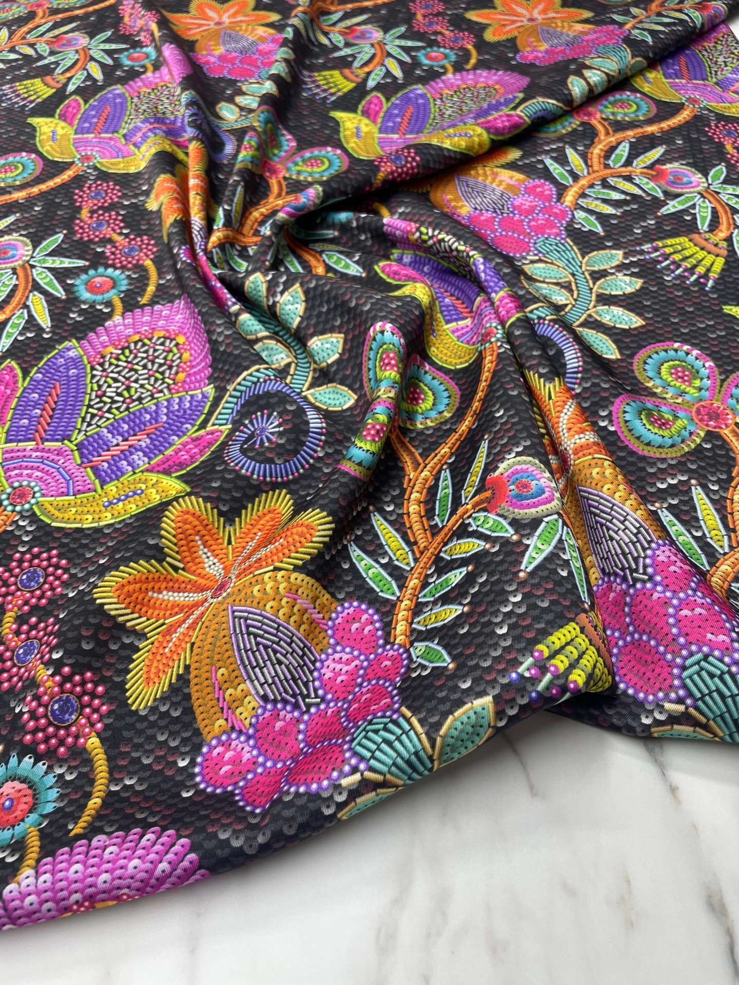 Çiçek Nakışlı Desen Elbiselik Gömleklik Tivil Saten Kumaş