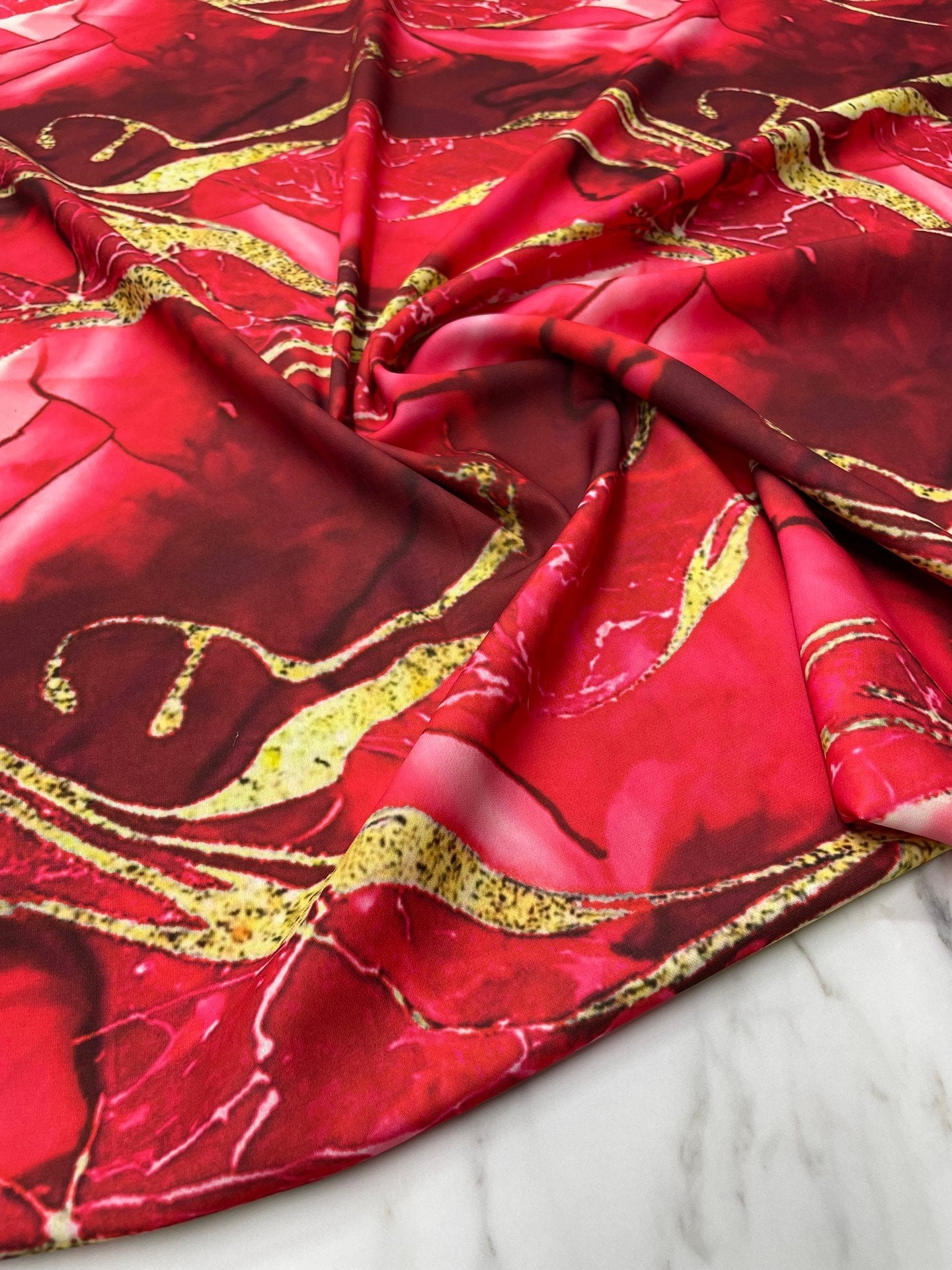 Kırmızı Mermer Desen Elbiselik Gömleklik Tivil Saten Kumaş
