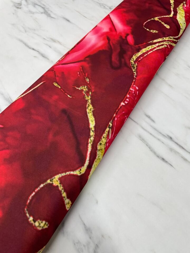 Kırmızı Mermer Desen Elbiselik Gömleklik Tivil Saten Kumaş
