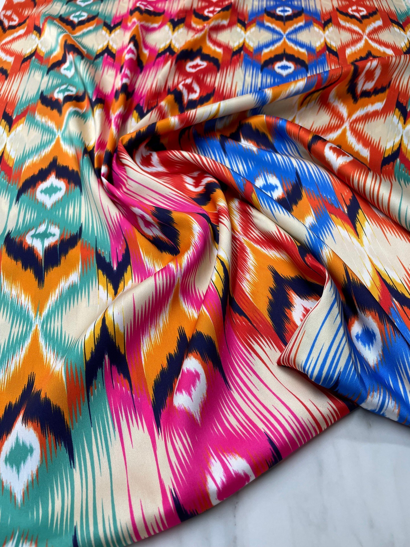 Renkli İkat Desen Elbiselik Gömleklik Tivil Saten Kumaş