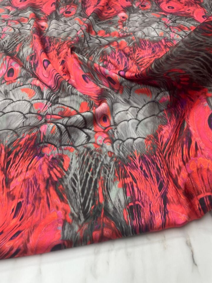 Kırmızı Tavus Tüyü Desen Elbiselik Gömleklik Tivil Saten Kumaş