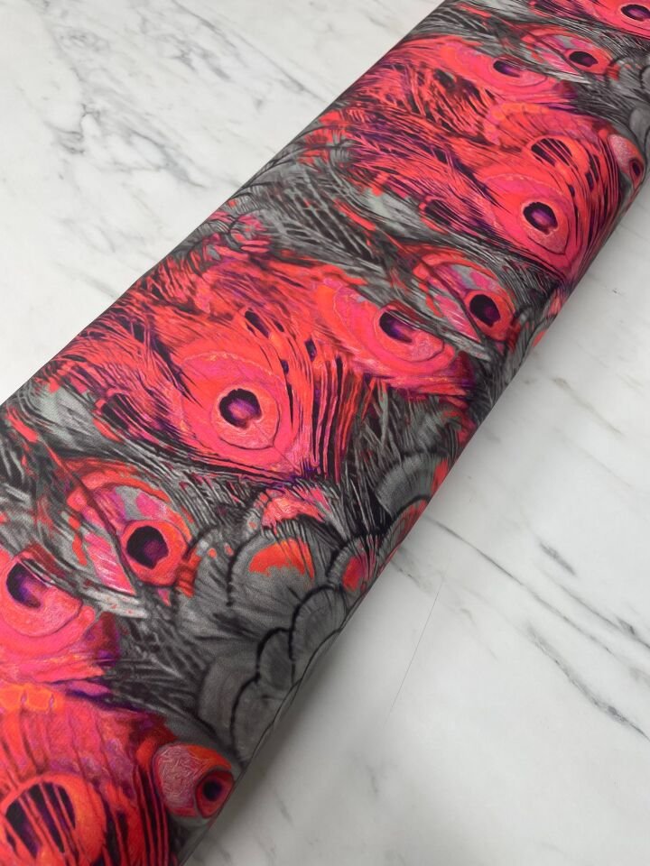 Kırmızı Tavus Tüyü Desen Elbiselik Gömleklik Tivil Saten Kumaş