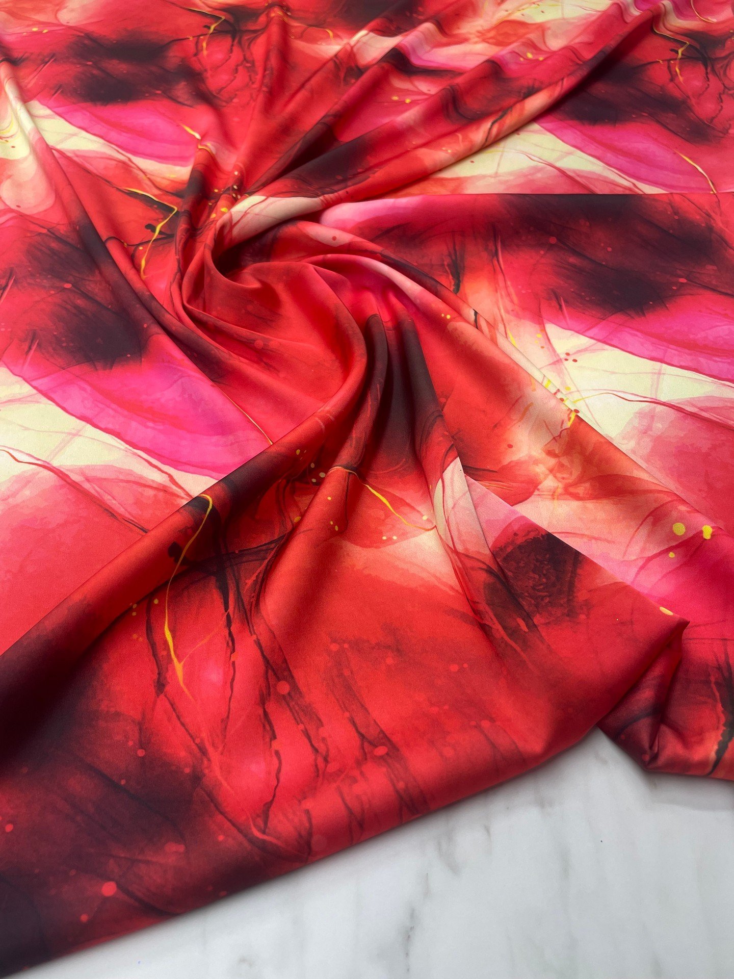 Kırmızı Desen Elbiselik Gömleklik Tivil Saten Kumaş