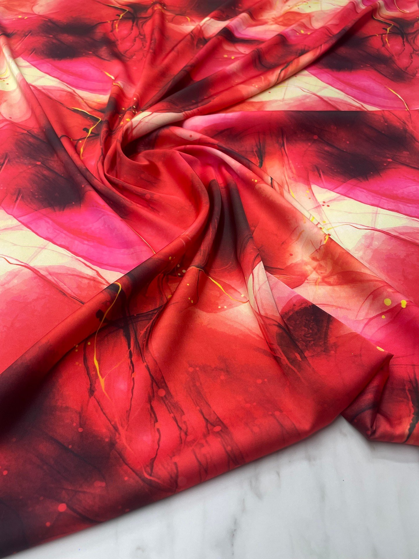 Kırmızı Desen Elbiselik Gömleklik Tivil Saten Kumaş