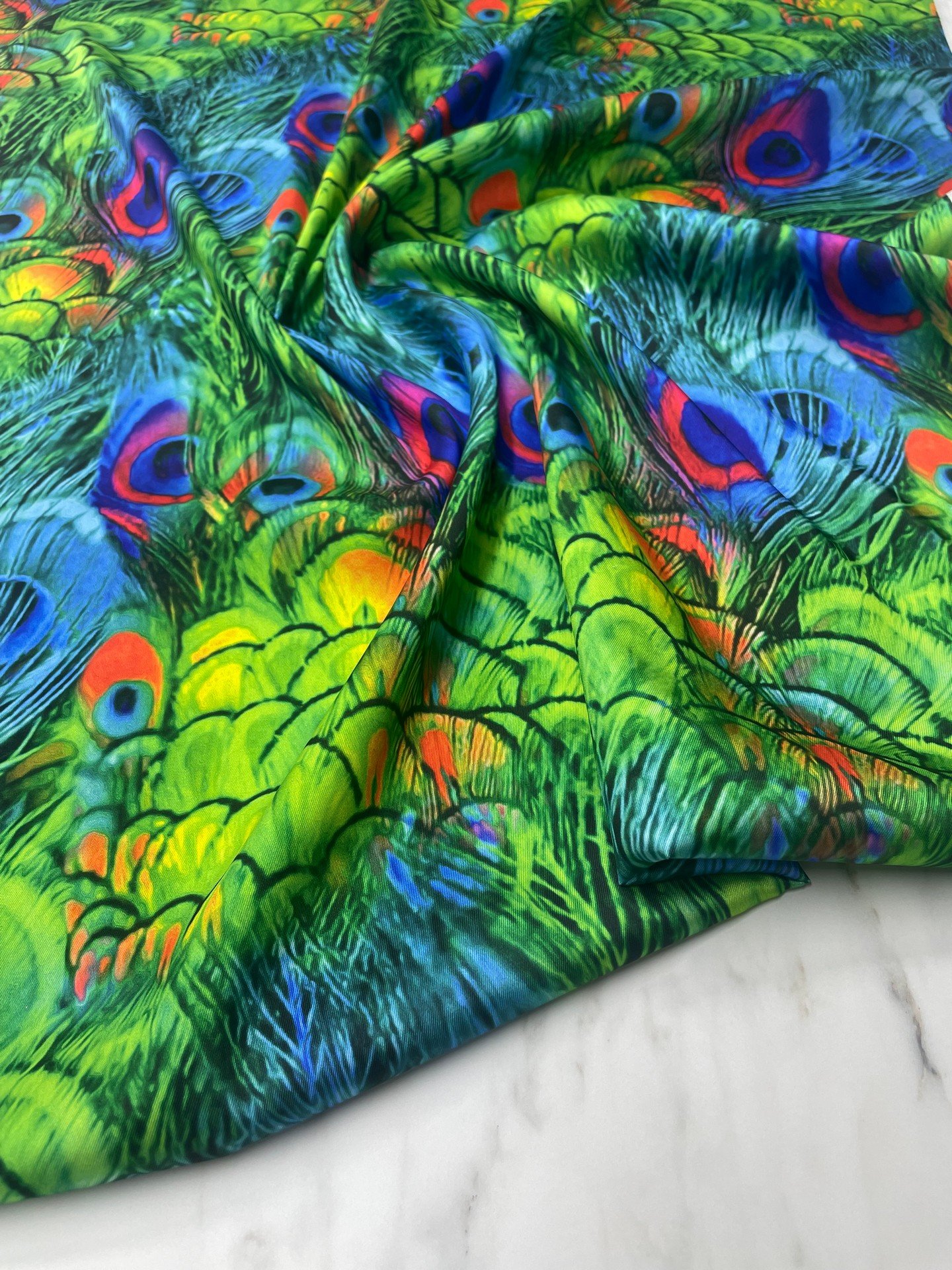 Yeşil Tavus Tüyü Desen Elbiselik Gömleklik Tivil Saten Kumaş