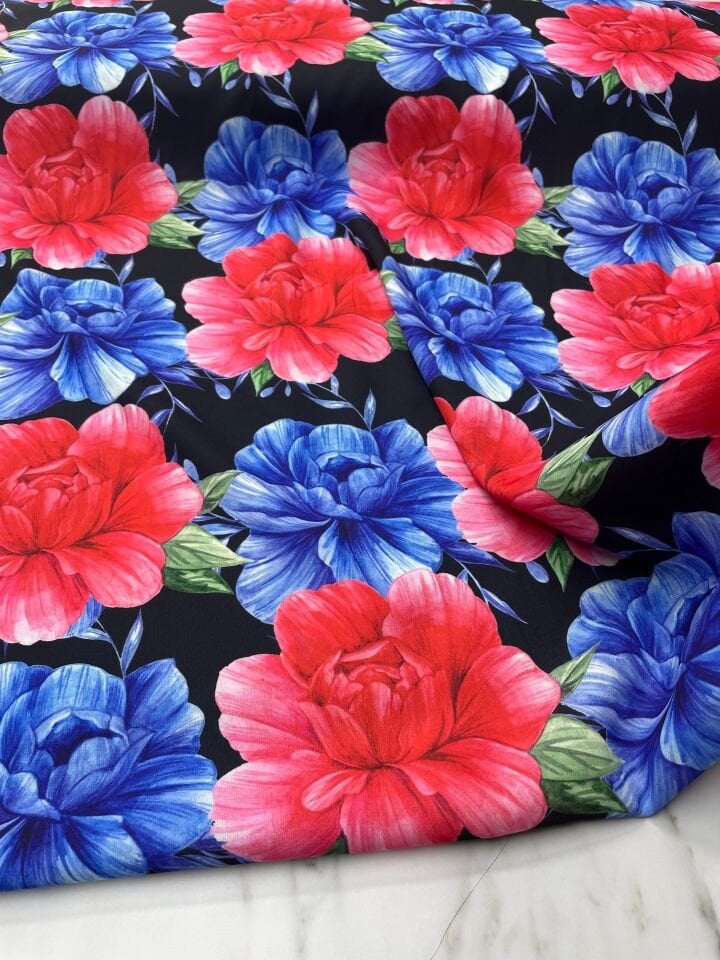 Kırmızı Mavi Gül Desen Elbiselik Gömleklik Krep Kumaş