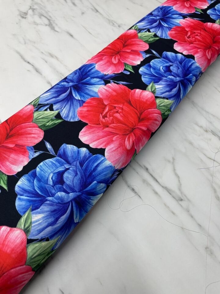 Kırmızı Mavi Gül Desen Elbiselik Gömleklik Krep Kumaş