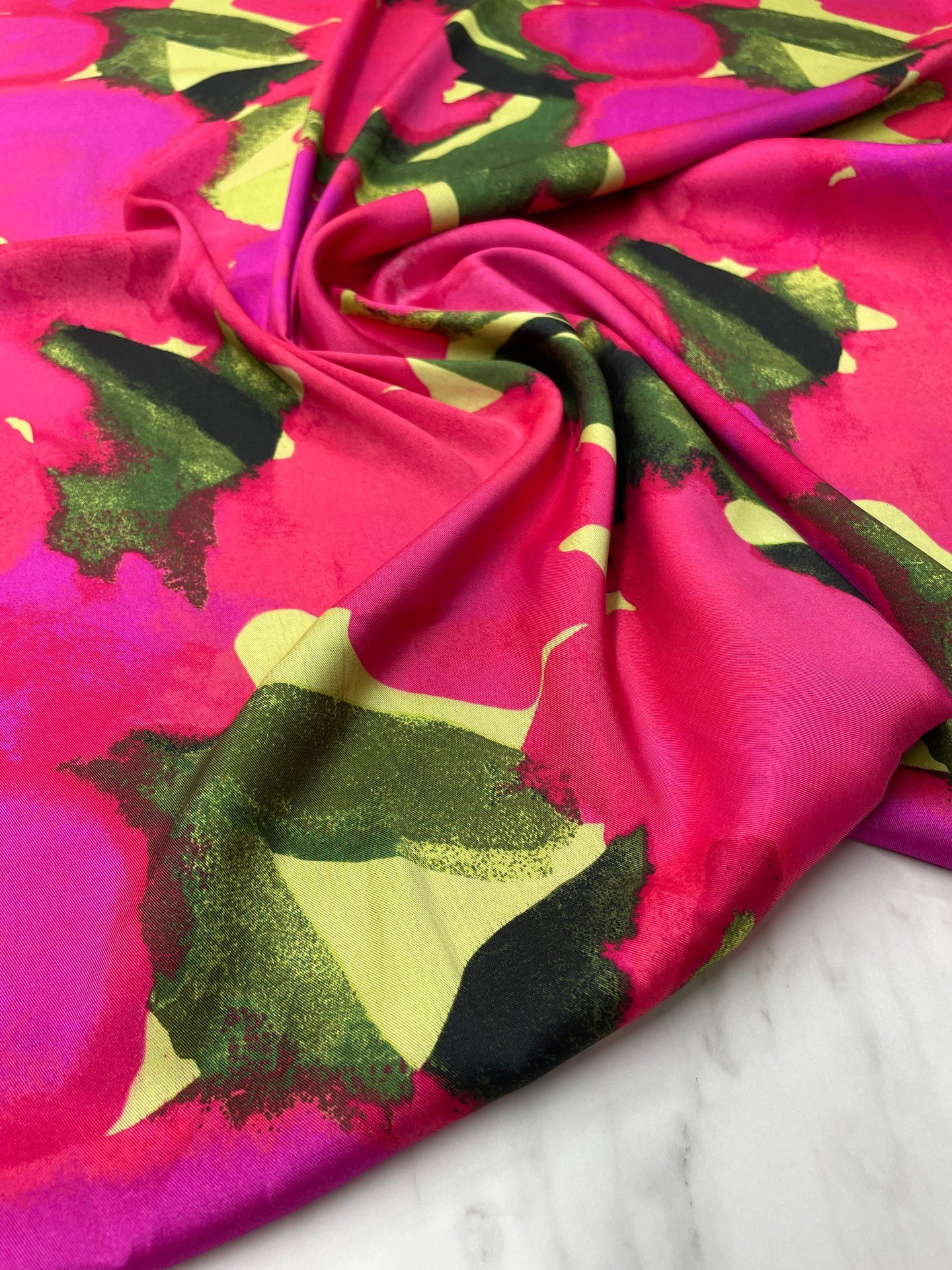 Fuşya Sulu Boya Desen Elbiselik Gömleklik Tivil Saten Kumaş