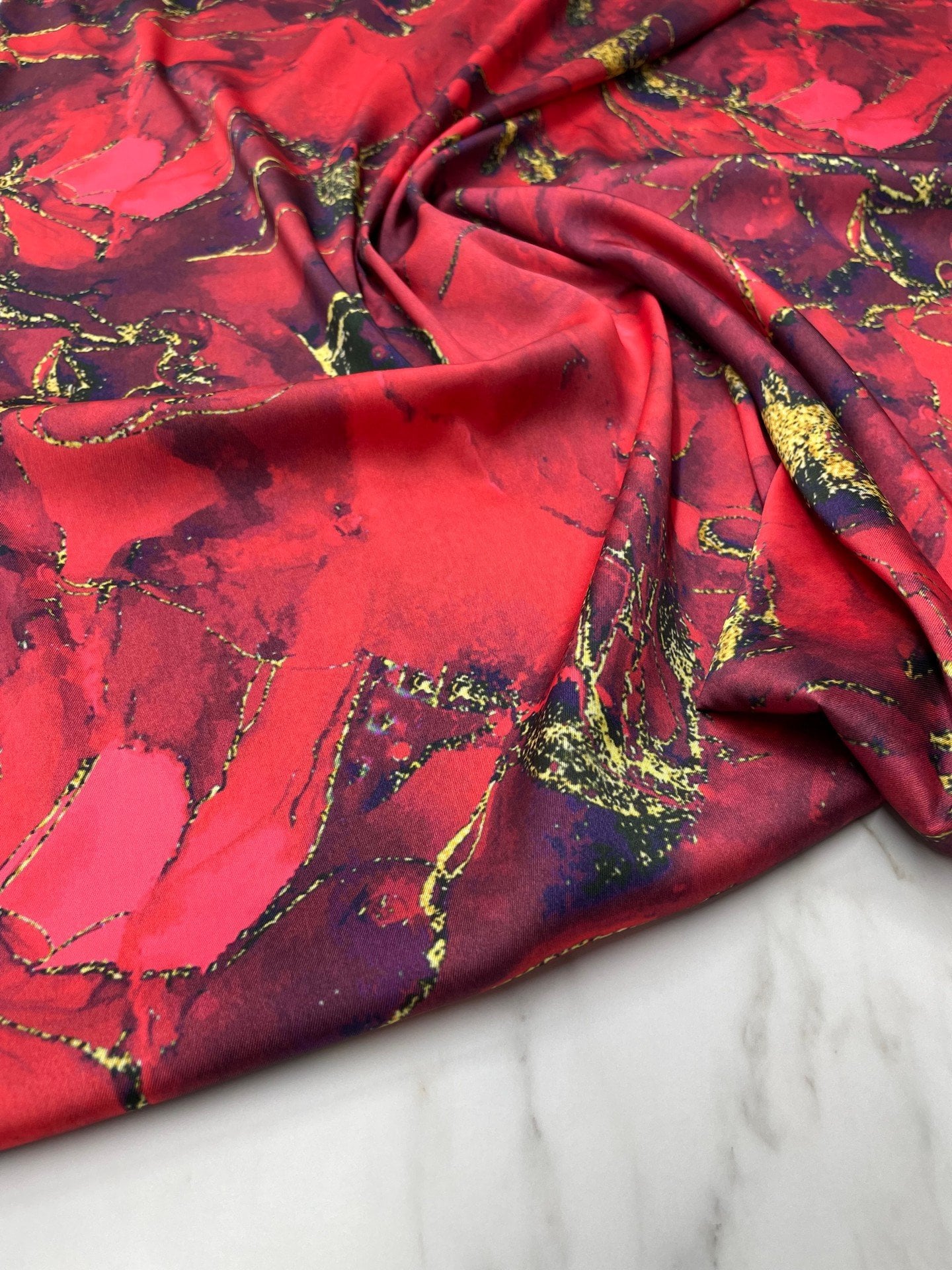 Kırmızı Mermer Desen Elbiselik Gömleklik Tivil Saten Kumaş
