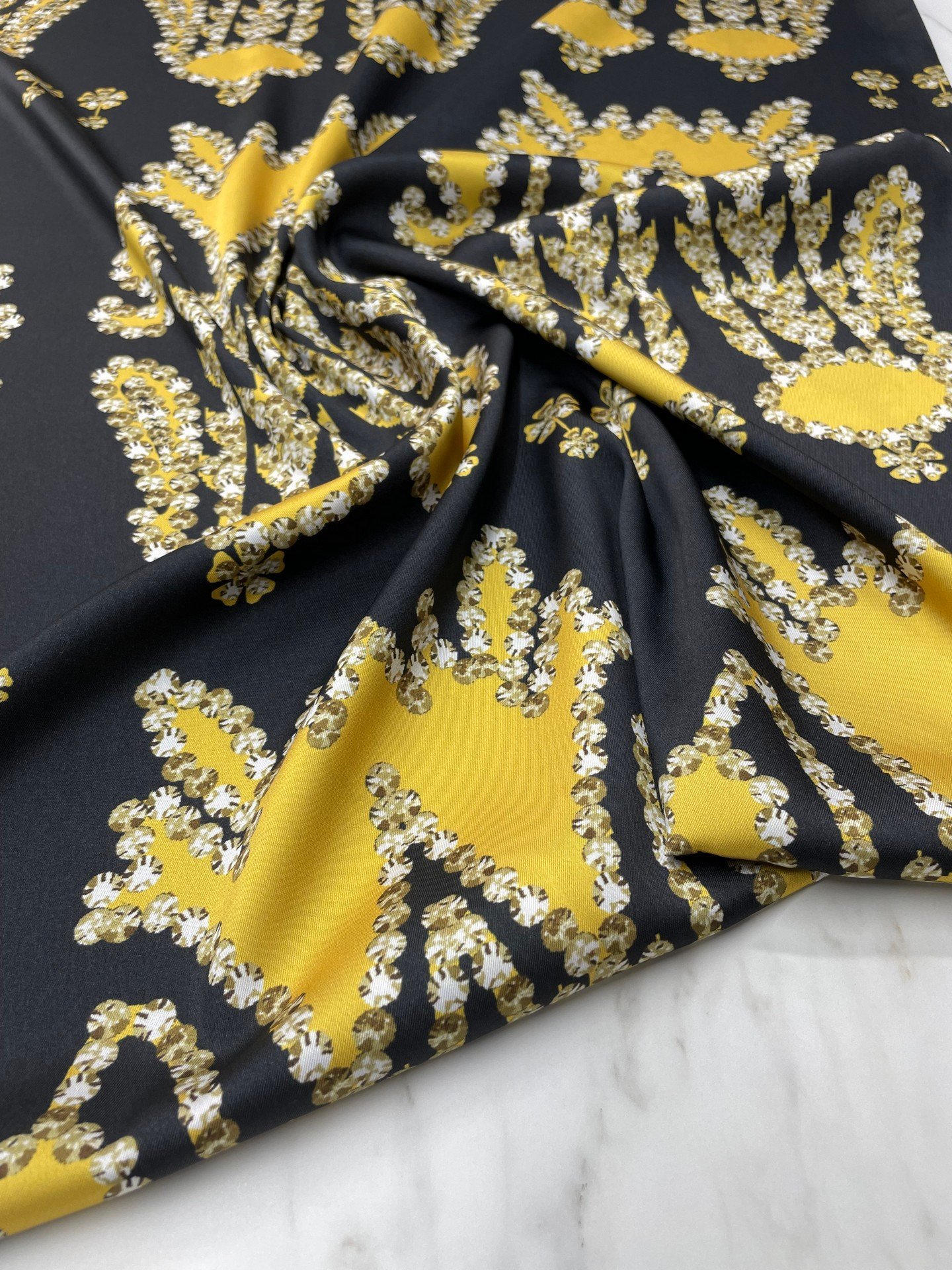 Siyah İkat Desen Elbiselik Gömleklik Tivil Saten Kumaş