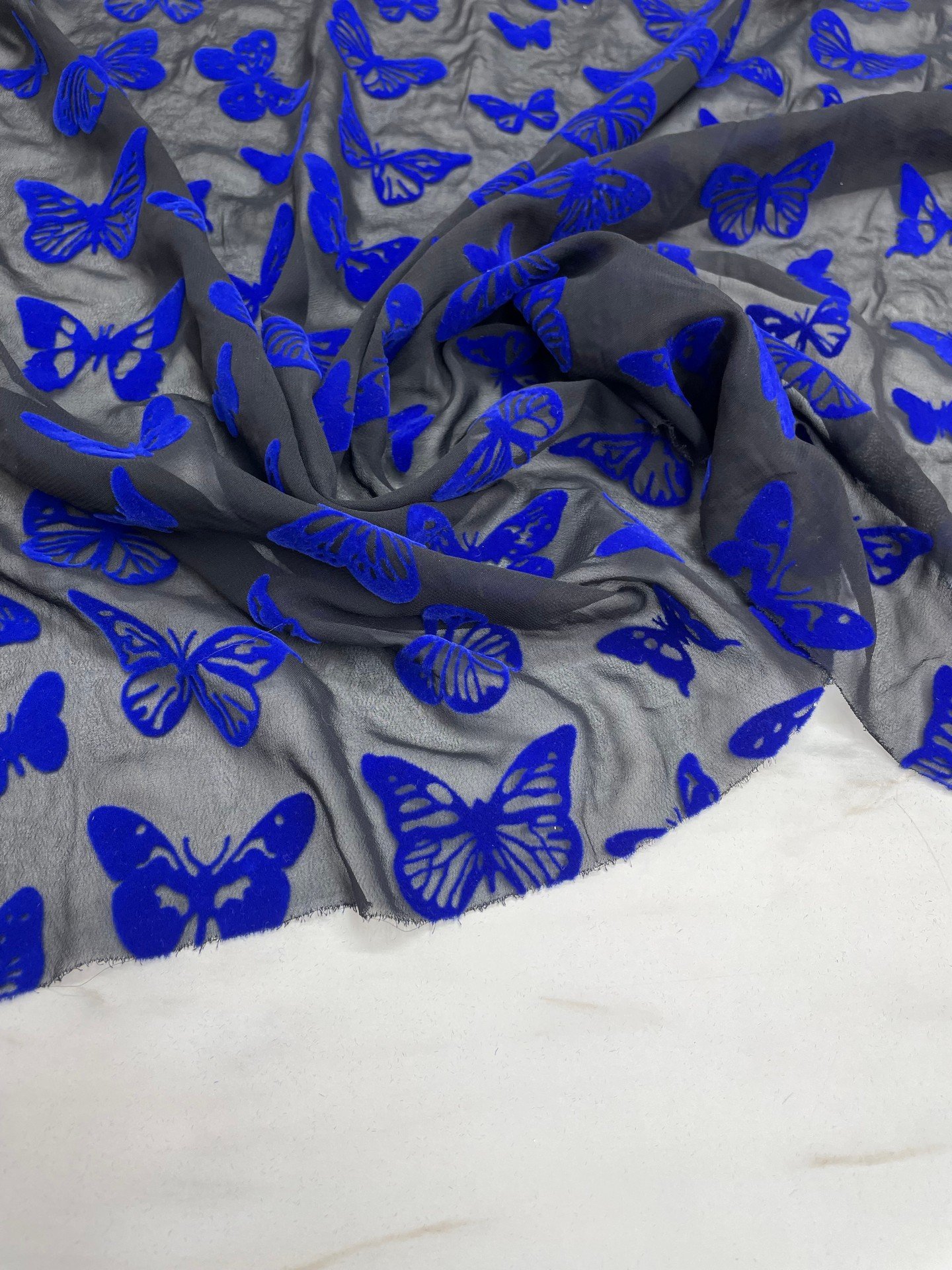 Kelebek Desenli Kabartma Flok Elbiselik Abiyelik Şifon Kumaş