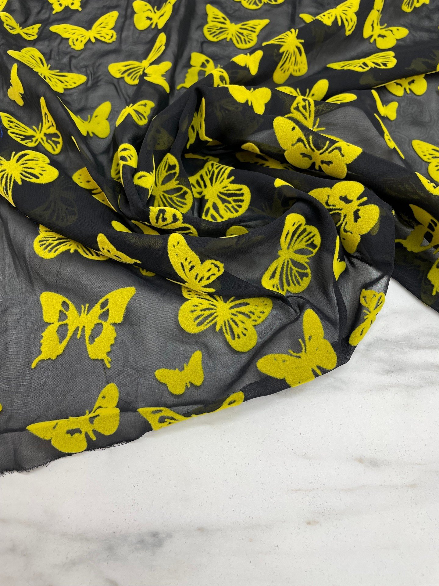 Kelebek Desenli Kabartma Flok Elbiselik Abiyelik Şifon Kumaş