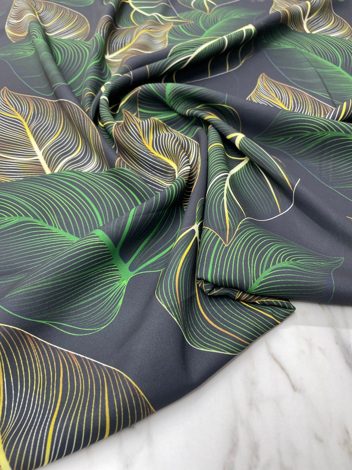 Yaprak Desen Elbiselik Gömleklik Tivil Saten Kumaş