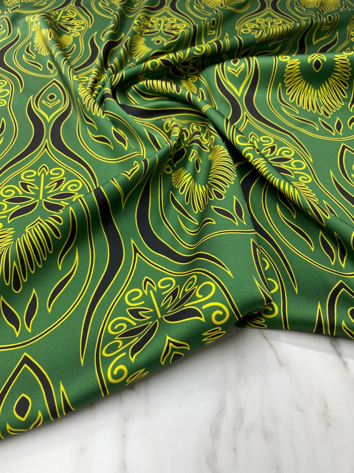 Yeşil Nakış Desen Elbiselik Gömleklik Tivil Saten Kumaş