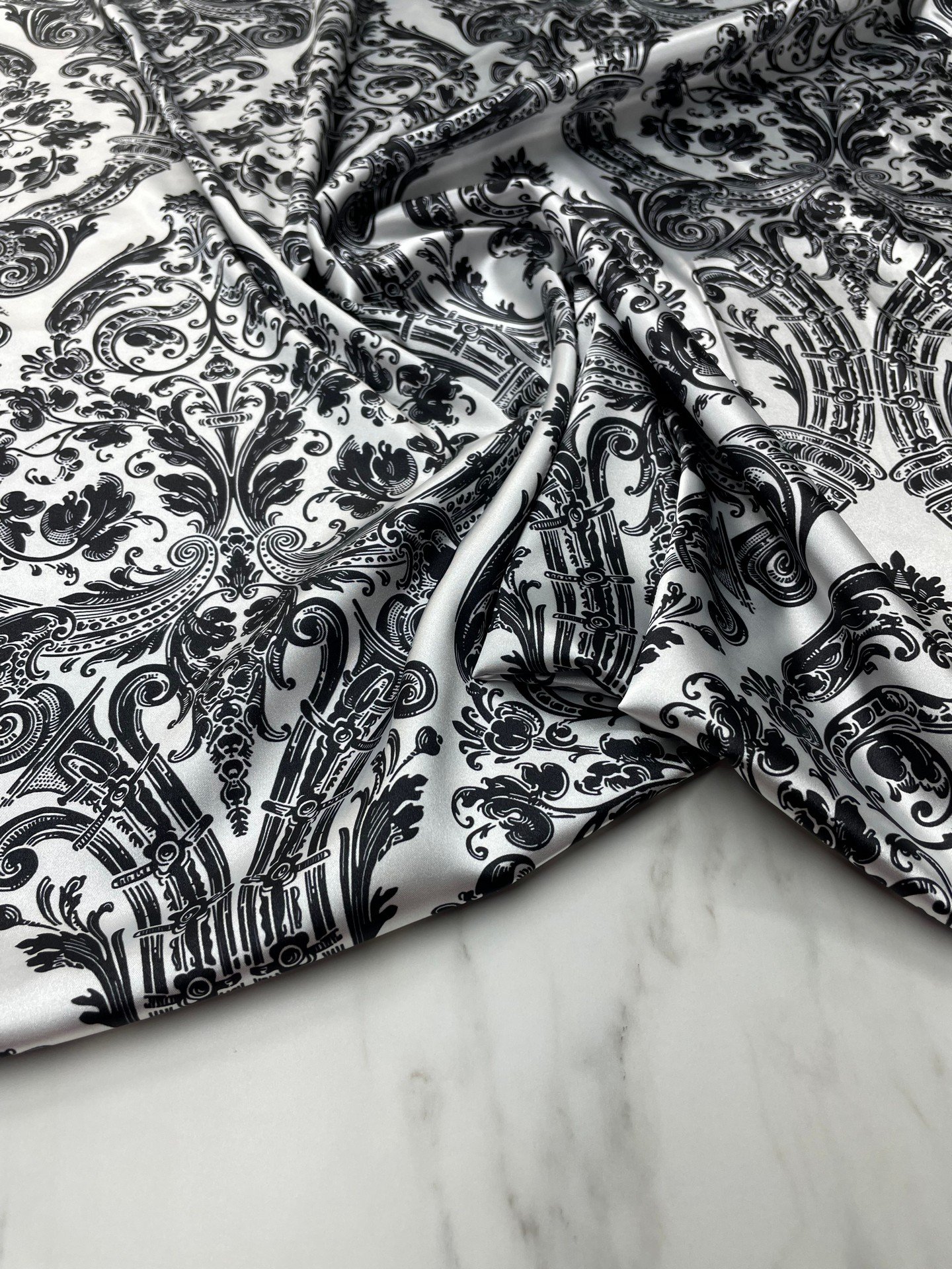 Beyaz İkat Desen Elbiselik Gömleklik Tivil Saten Kumaş