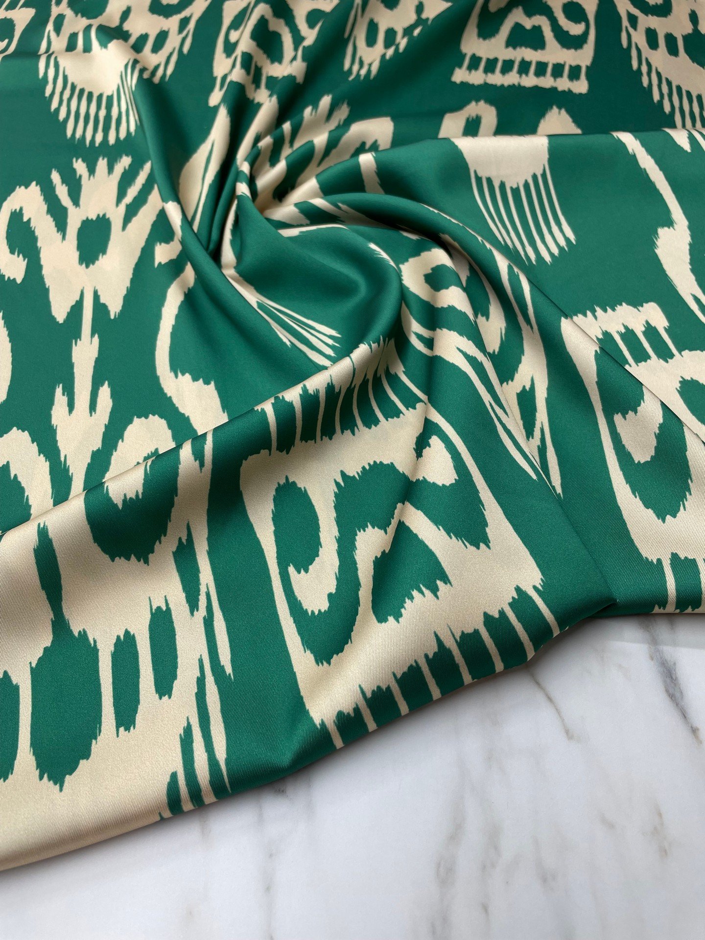 Yeşil İkat Desen Elbiselik Gömleklik Tivil Saten Kumaş