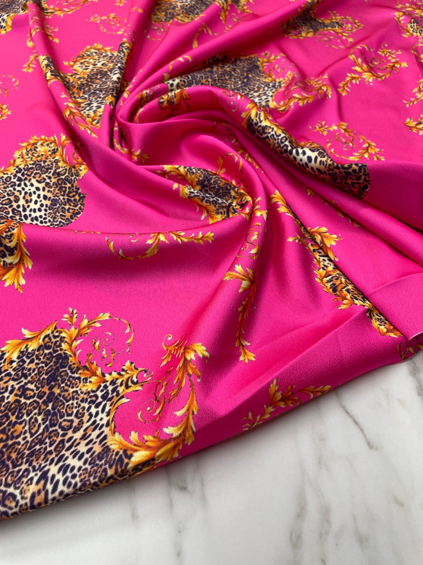 Leopar Detaylı Fuşya Desen Elbiselik Gömleklik Tivil Saten Kumaş