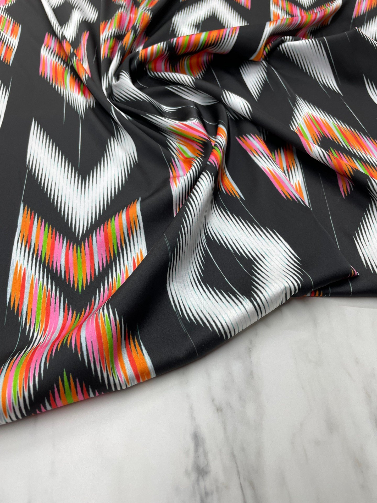 İkat Desen Elbiselik Gömleklik Tivil Saten Kumaş