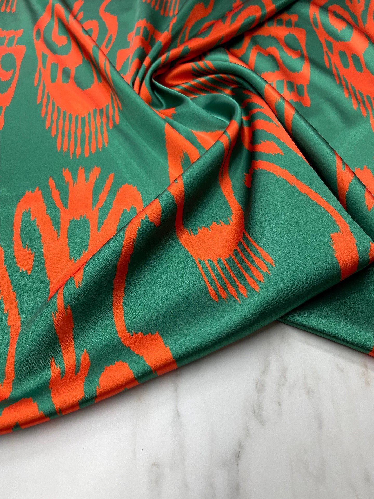 Koyu Yeşil İkat Desen Elbiselik Gömleklik Tivil Saten Kumaş