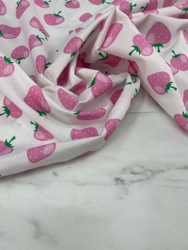 Çilek Desen Ebiselik Pamuklu Poplin Kumaş