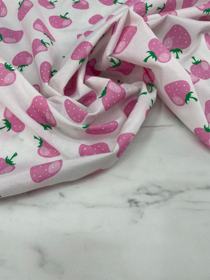 Çilek Desen Ebiselik Pamuklu Poplin Kumaş