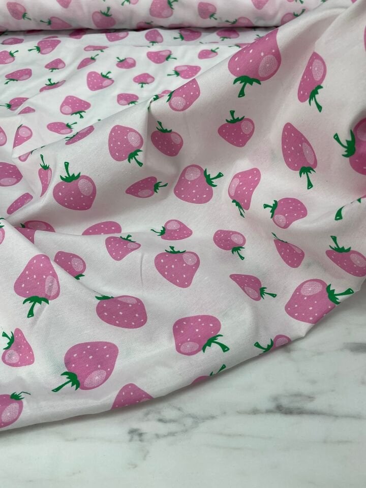Çilek Desen Ebiselik Pamuklu Poplin Kumaş