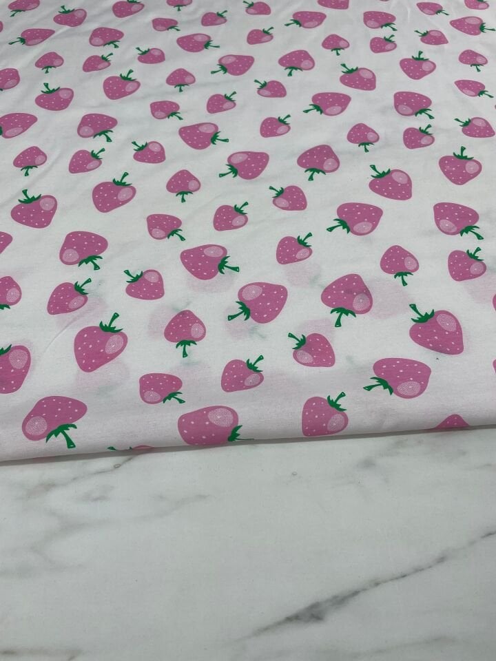 Çilek Desen Ebiselik Pamuklu Poplin Kumaş