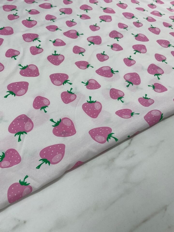 Çilek Desen Ebiselik Pamuklu Poplin Kumaş