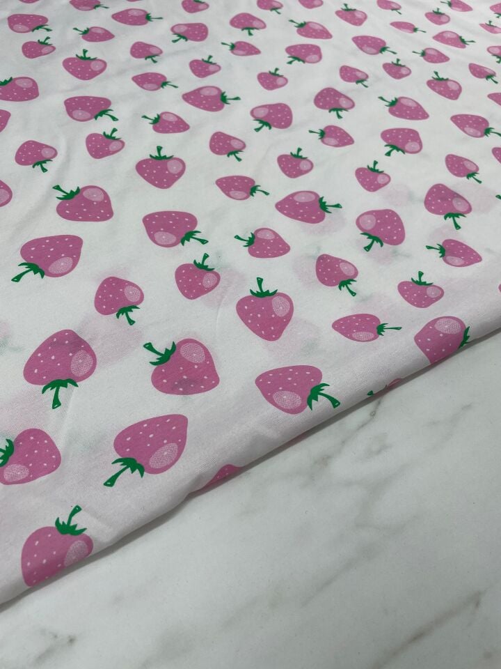 Çilek Desen Ebiselik Pamuklu Poplin Kumaş