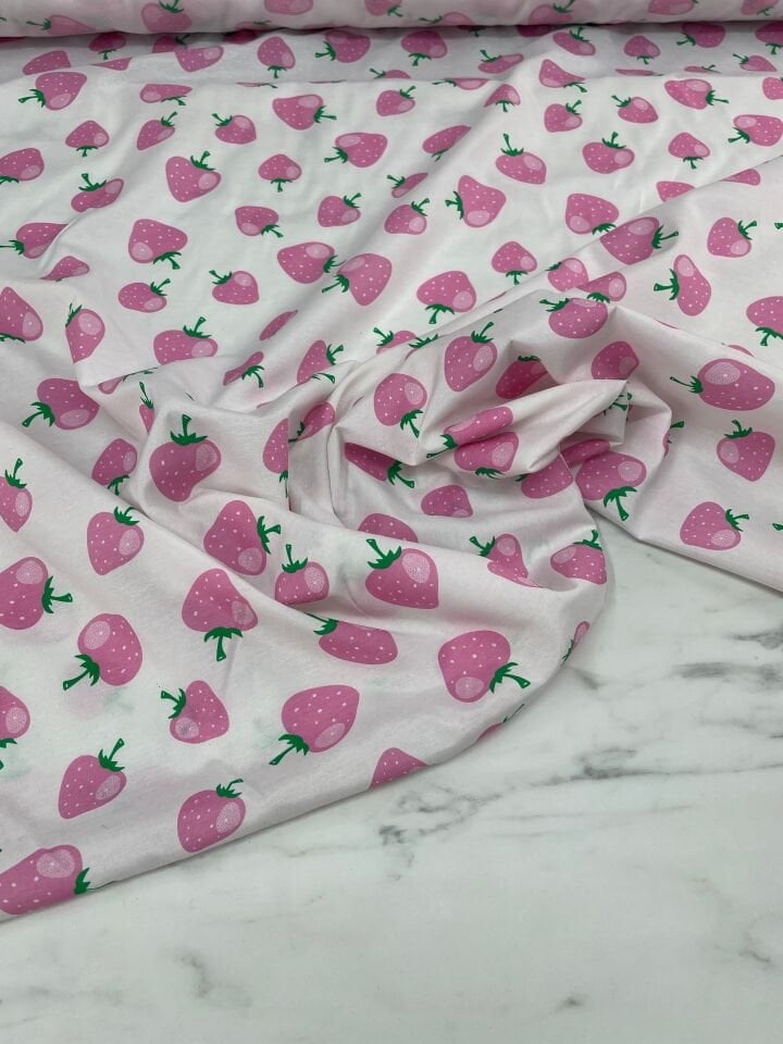 Çilek Desen Ebiselik Pamuklu Poplin Kumaş