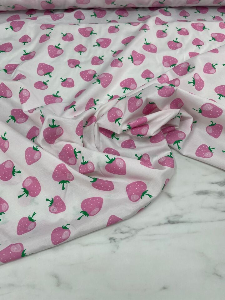 Çilek Desen Ebiselik Pamuklu Poplin Kumaş